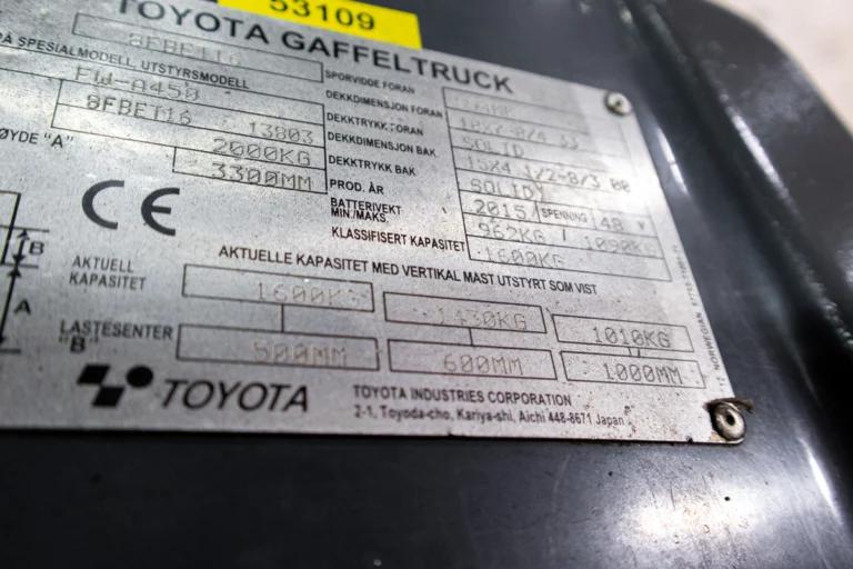 53109 begagnad motviktstruck Toyota 8FBET16 typskylt