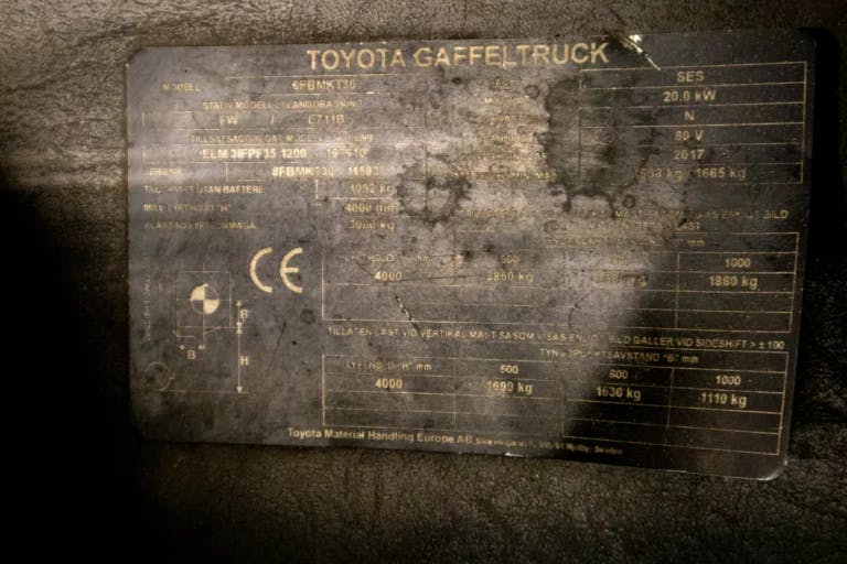 Toyota traigo begagnad motviktstruck typskylt