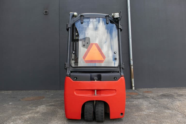 begagnad röd elektrisk motviktstruck från Linde