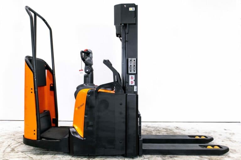 begagnad höglyftande BT ledstaplare med ståplatta