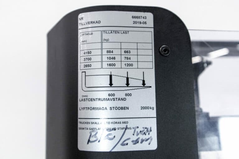 begagnad höglyftande BT ledstaplare med ståplatta