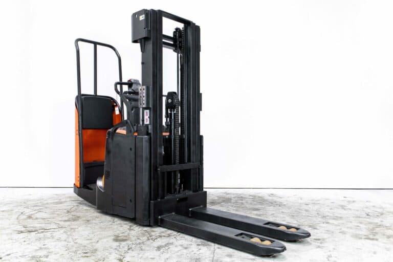 begagnad höglyftande BT ledstaplare med ståplatta