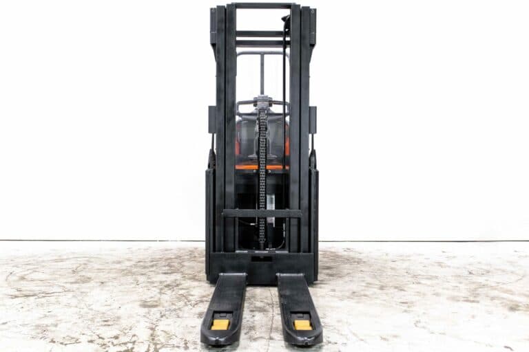 begagnad höglyftande BT ledstaplare med ståplatta