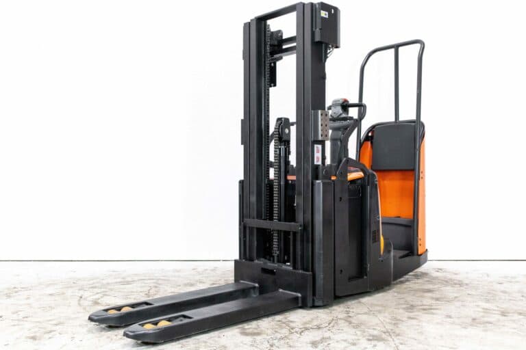 begagnad höglyftande BT ledstaplare med ståplatta