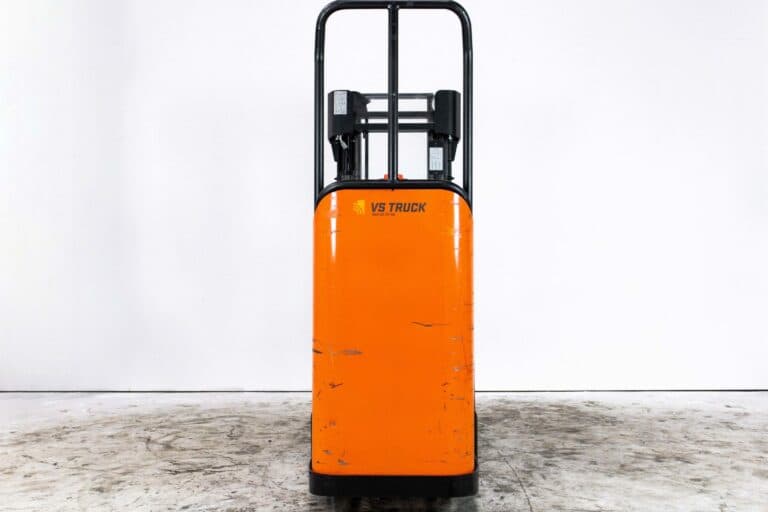 begagnad höglyftande BT ledstaplare med ståplatta