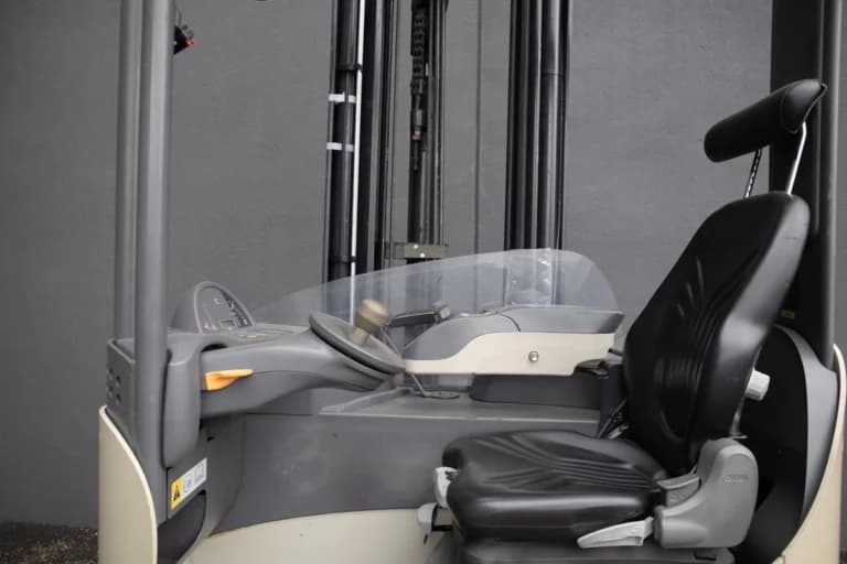 hytten på en begagnad skjutstativtruck crown esr