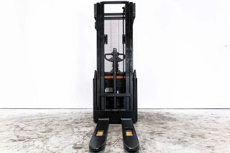 höglyftande begagnad BT ledstaplare