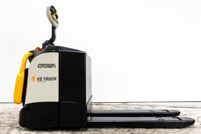 begagnad crown låglyftare med ståplattform