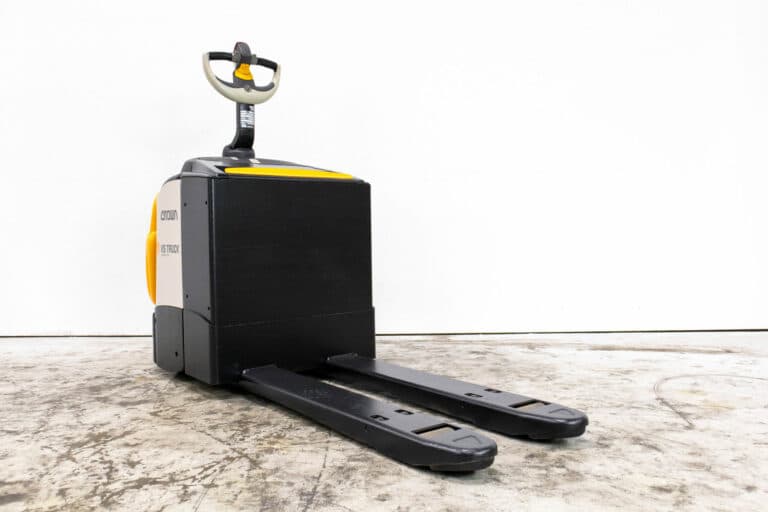 begagnad crown låglyftare med ståplattform