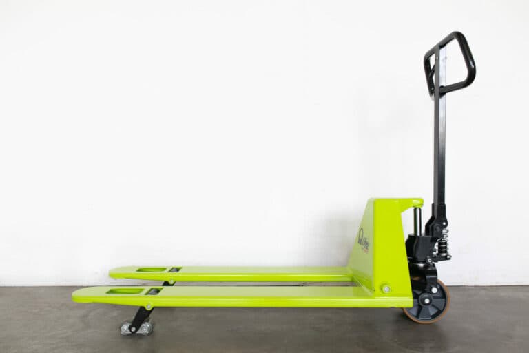 Gröna pramac pallyftare med låga gafflar