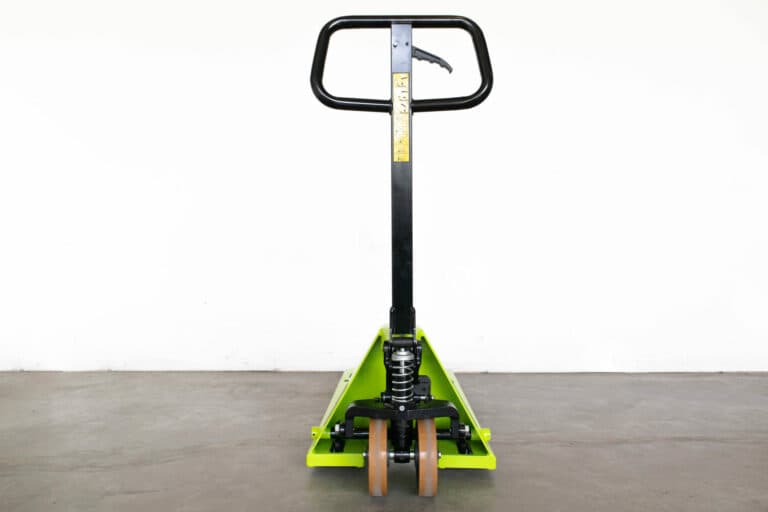 Gröna pramac pallyftare med låga gafflar