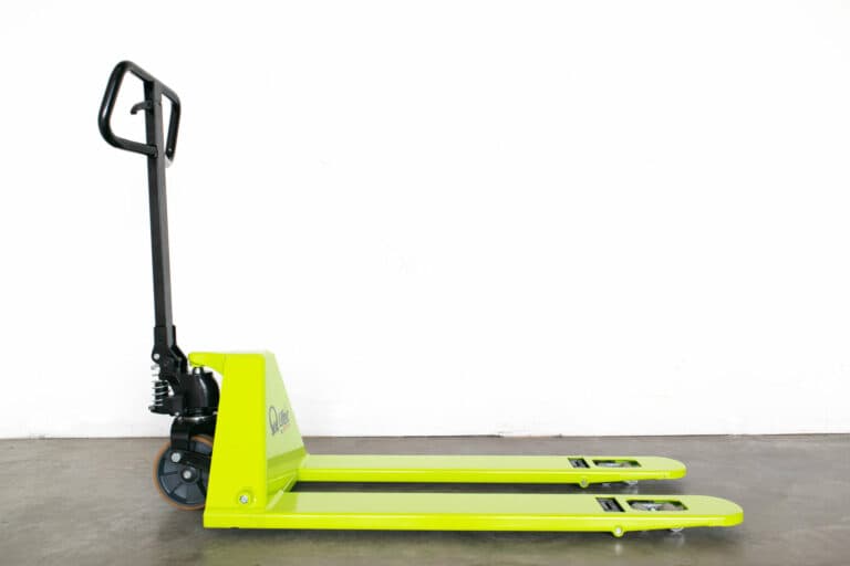 Gröna pramac pallyftare med låga gafflar