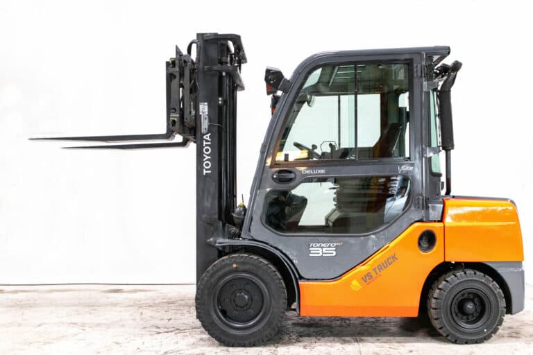 begagnad orange diesel motviktstruck med hytt från toyota