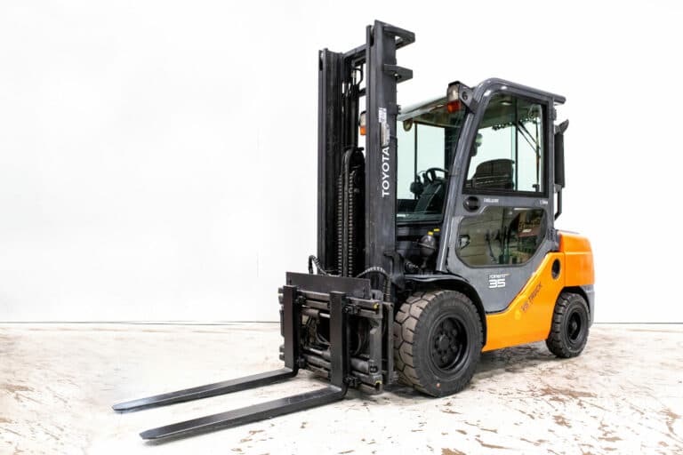 begagnad orange diesel motviktstruck med hytt från toyota