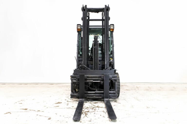 begagnad orange diesel motviktstruck med hytt från toyota