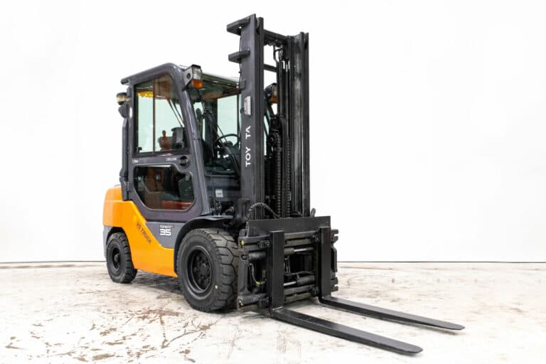 begagnad orange diesel motviktstruck med hytt från toyota