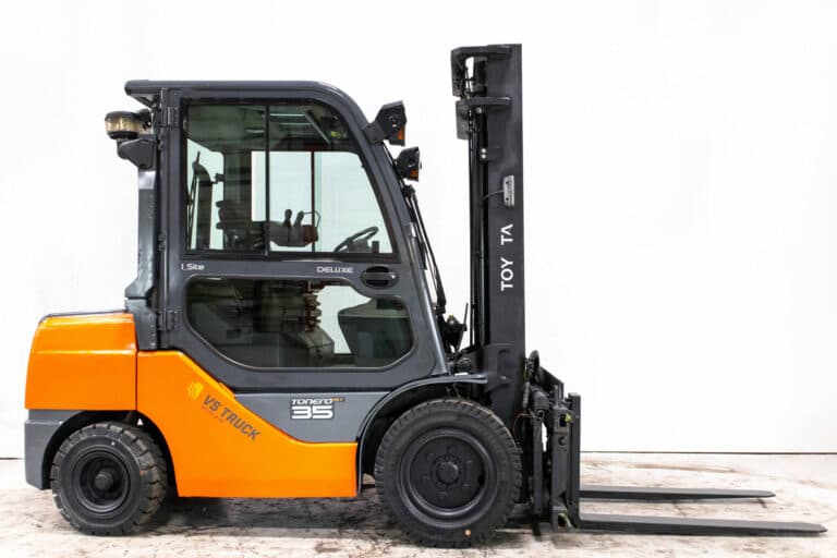 begagnad orange diesel motviktstruck med hytt från toyota