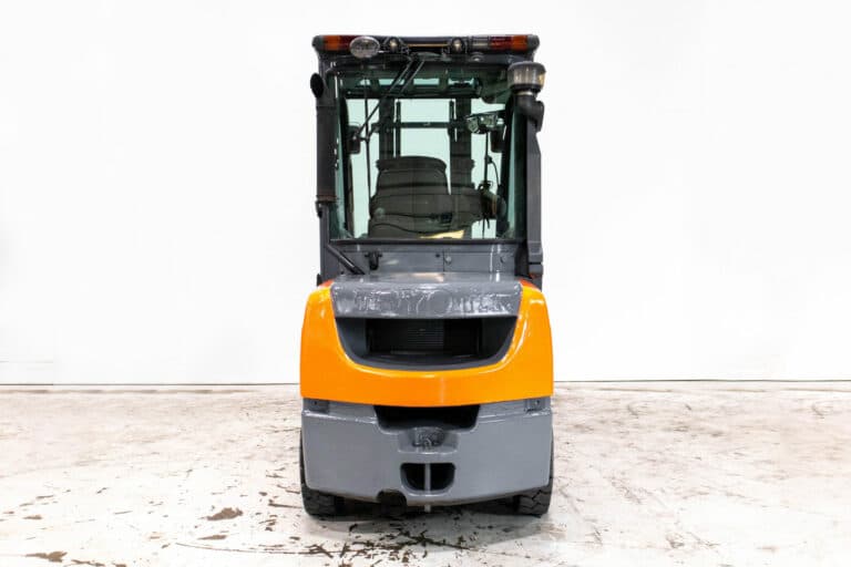 begagnad orange diesel motviktstruck med hytt från toyota