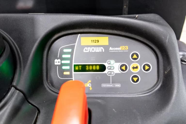 Display på en begagnad låglyftare från Crown