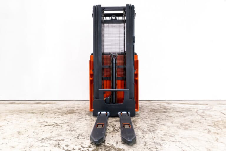 begagnad sittstaplare från Linde för att köpa eller hyra