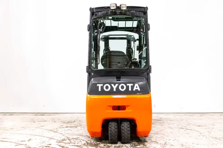 begagnad toyota motviktstruck med hytt