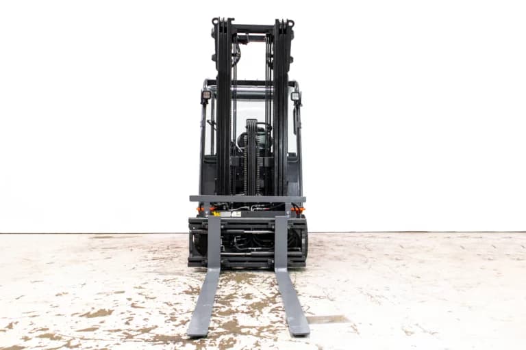 53074 Toytota Traigo 8FBMT25 begagnad motviktstruck sedd framifrån