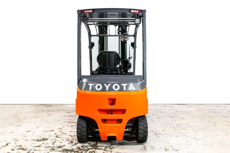 Toytota Traigo 8FBMT25 begagnad motviktstruck sedd bakifrån