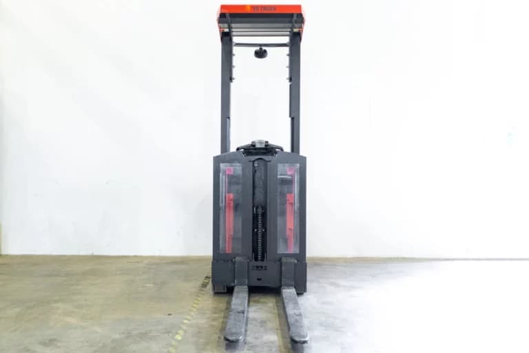 begagnad bt ome100n plocktruck sedd rakt framifrån