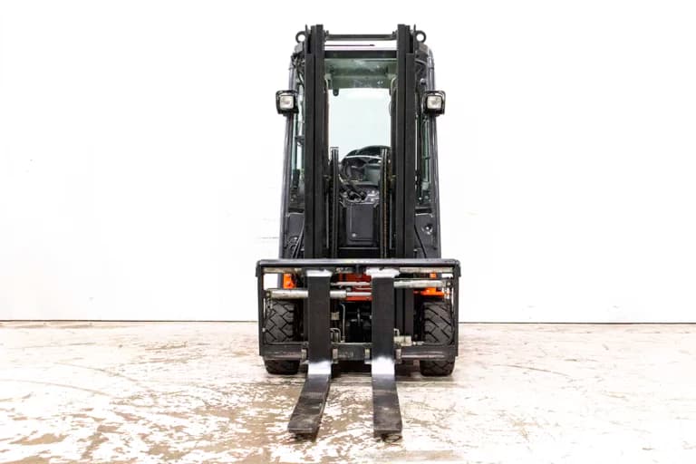 begagnad toyota motviktstruck med hytt