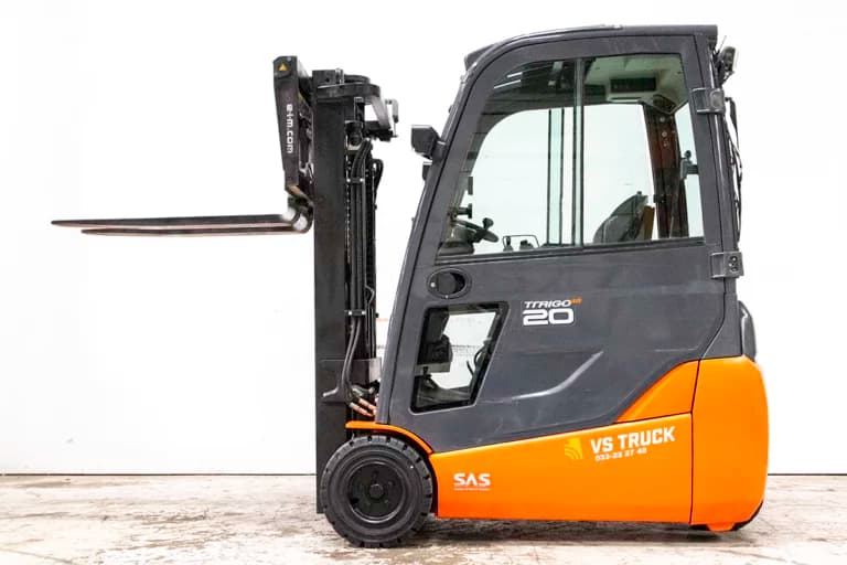 begagnad toyota motviktstruck med hytt