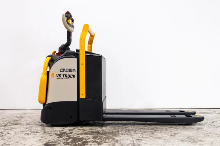 53086 Crown WT3040 E begagnad ledstaplare sedd från sidan