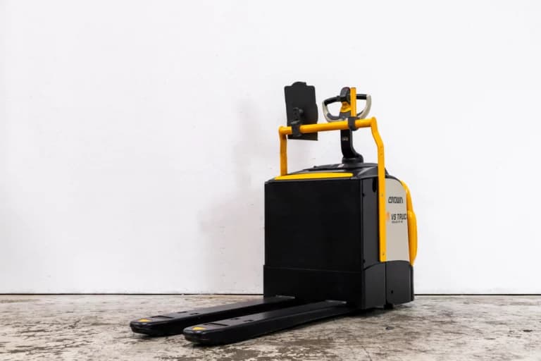 53087 Crown WT3040-E begagnad låglyftare sedd från sidan