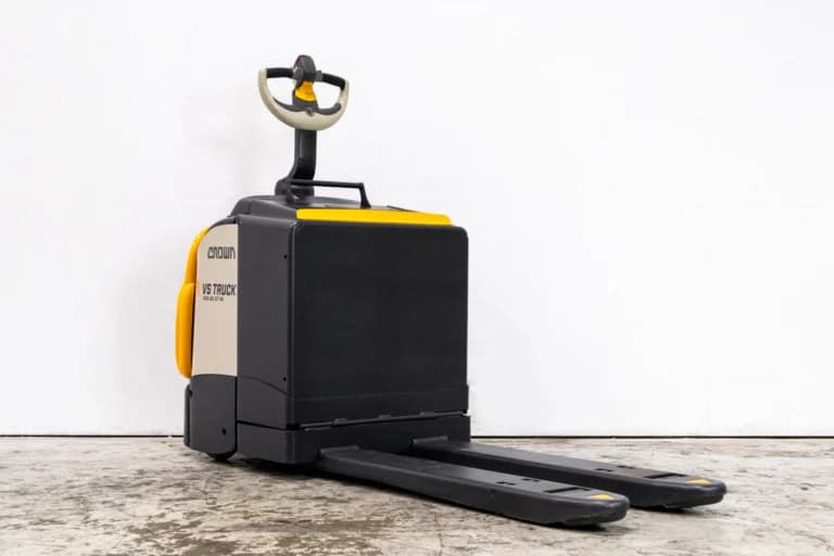 53088 Crown WT3040 begagnad låglyftare sedd från sidan