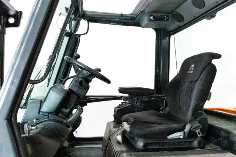 Hytten på en Toyota Tonero 8FBMT35 begagnad motviktstruck