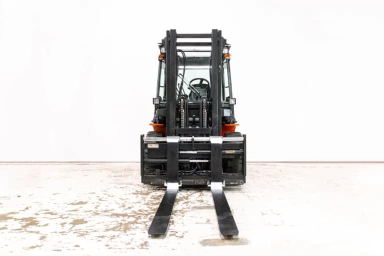 Toyota Tonero 8FBMT35 begagnad motviktstruck sedd rakt framifrån