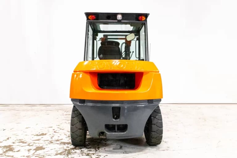 Toyota Tonero 8FBMT35 begagnad motviktstruck sedd bakifrån