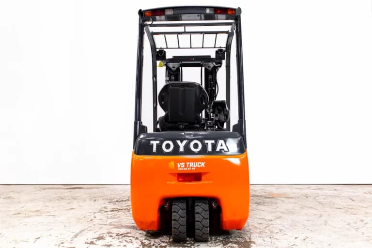 Toyota traigo 8FBEKT begagnad motviktstruck sedd rakt bakifrån