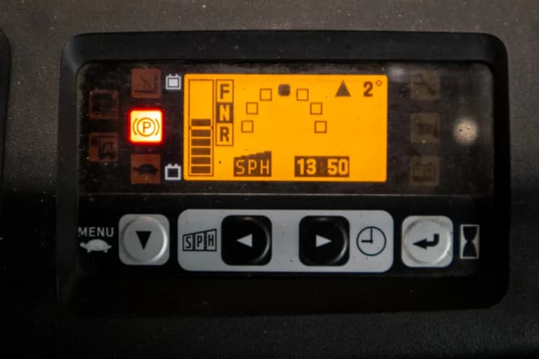 Display på en Toyota traigo 8FBEKT begagnad motviktstruck