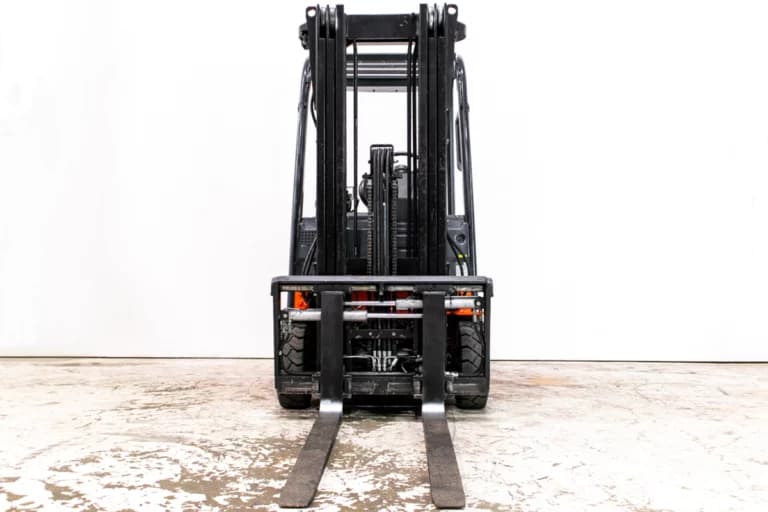 Toyota traigo 8FBEKT begagnad motviktstruck sedd rakt framifrån