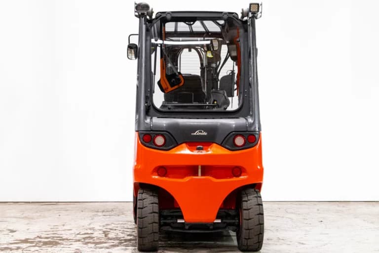 Linde E40 begagnad motviktstruck sedd bakifrån