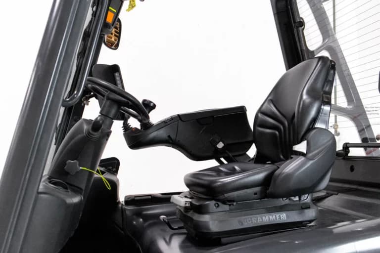 Grammer stol på en Linde E40 begagnad motviktstruck