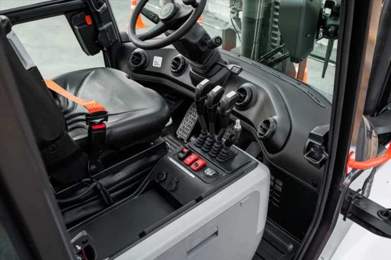 Mekaniska spakar på en Bobcat D90S-9 Dieselmotviktstruck