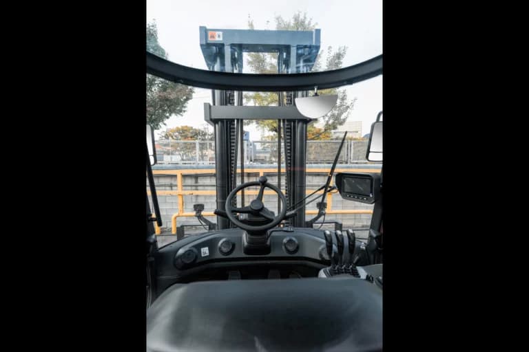 Utmärkt sikt från förarhytten på en Bobcat D90S-9 Dieselmotviktstruck