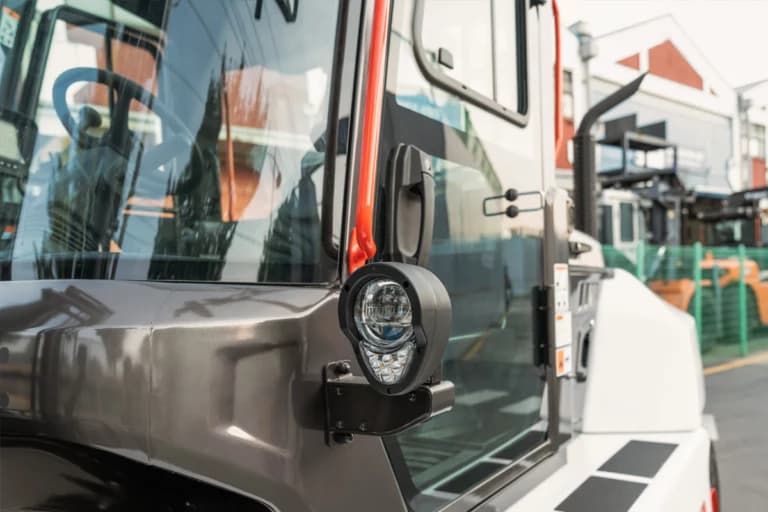 Framljus på en Bobcat D90S-9 Dieselmotviktstruck