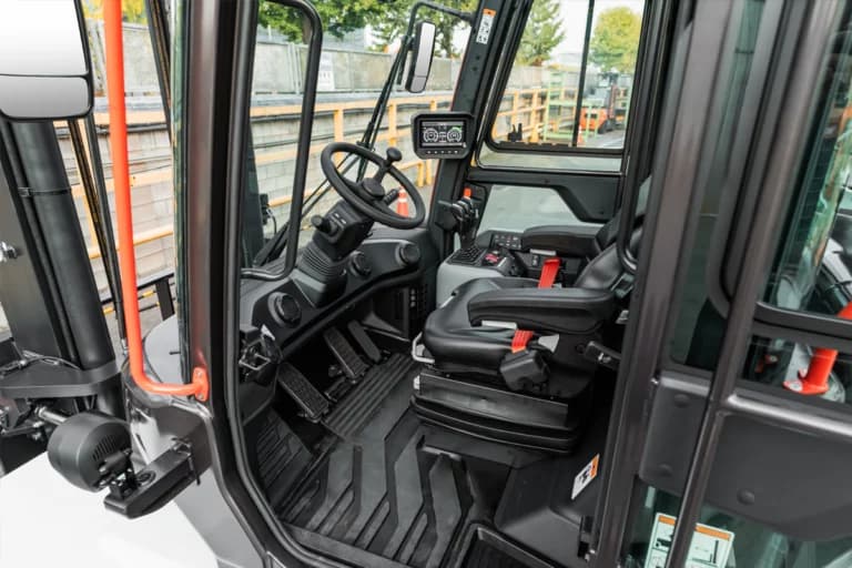 Hytten på en Bobcat D90S-9 Dieselmotviktstruck