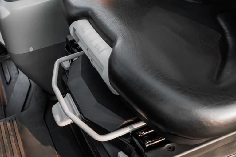 Justerbart säte på en Bobcat D90S-9 Dieselmotviktstruck