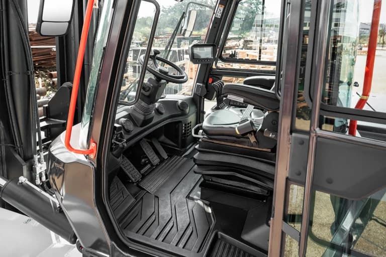 Förarhytten på en ny Bobcat D160S-9 motviktstruck