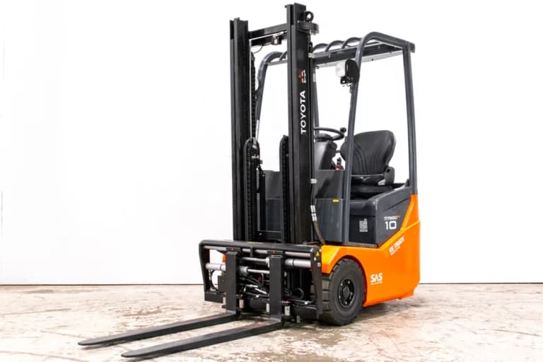 Toyota Traigo 7FBEST10 begagnad motviktstruck sedd snett framifrån