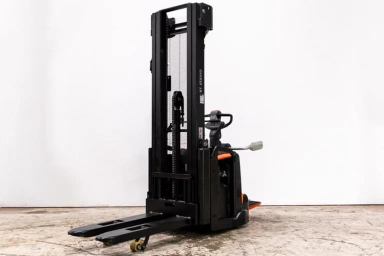 Toyota spe160 begagnad ledstaplare med åkplatta