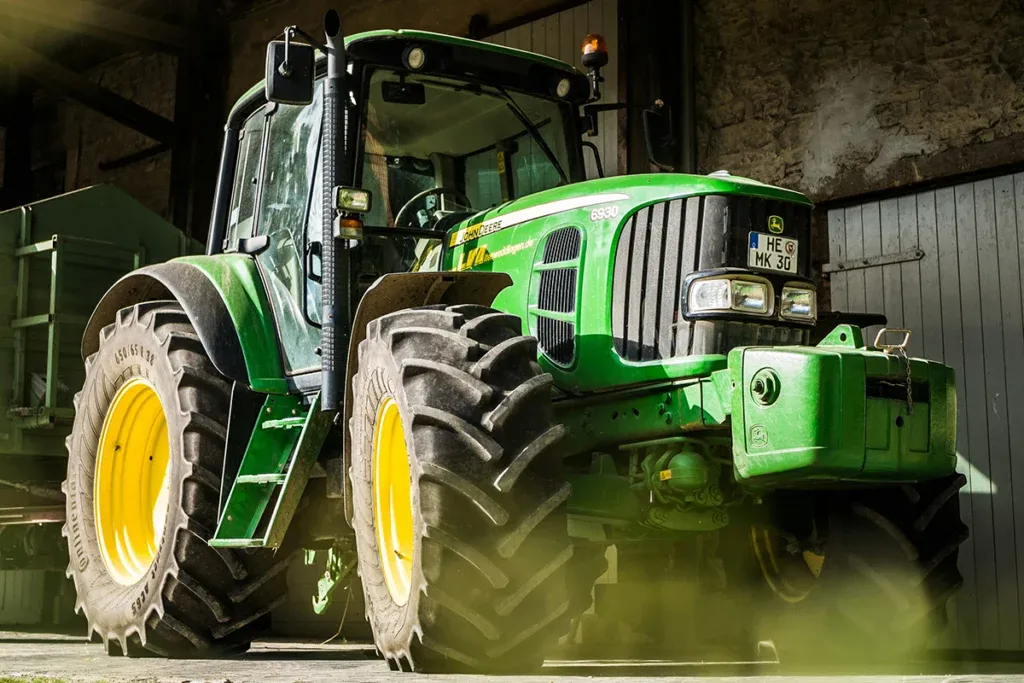 En traktor från John Deere får traktorservice hos VS Truck